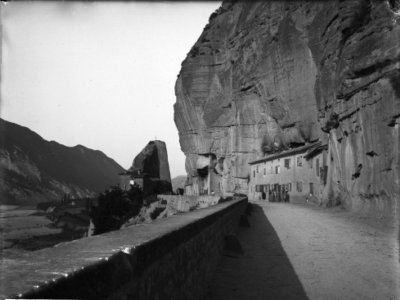 La Rupe di Sasso Marconi abitata gli anni prima del crollo. 