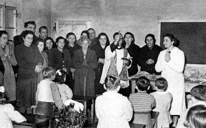 Badolo 1952 - Don Tonino inauguara la scuola materna.