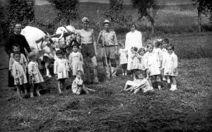 Battedizzo 1955 - Don Tonino con i bambini della scuola materna di Battedizzo in visita al podere "Casella".