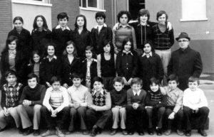 Casalecchio di Reno 1970 - Scuola media Guglielmo Marconi. Don Tonino e gli allievi in una pausa, al termine della lezione di religione.